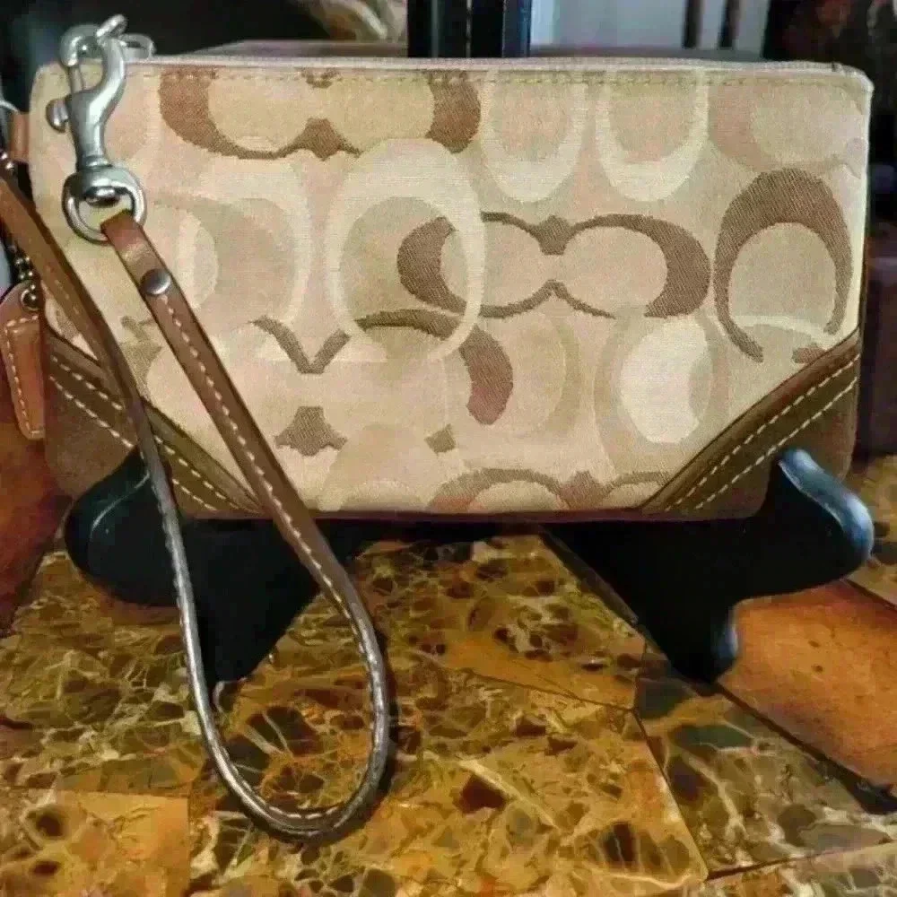 COACH WRISTLET w/hangtag